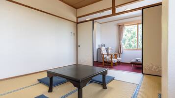 Traditional Triple Room, Non Smoking, Shared Bathroom | Free WiFi