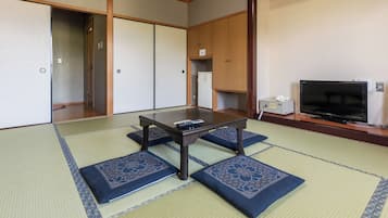 Traditional Quadruple Room, Non Smoking, Shared Bathroom | Free WiFi