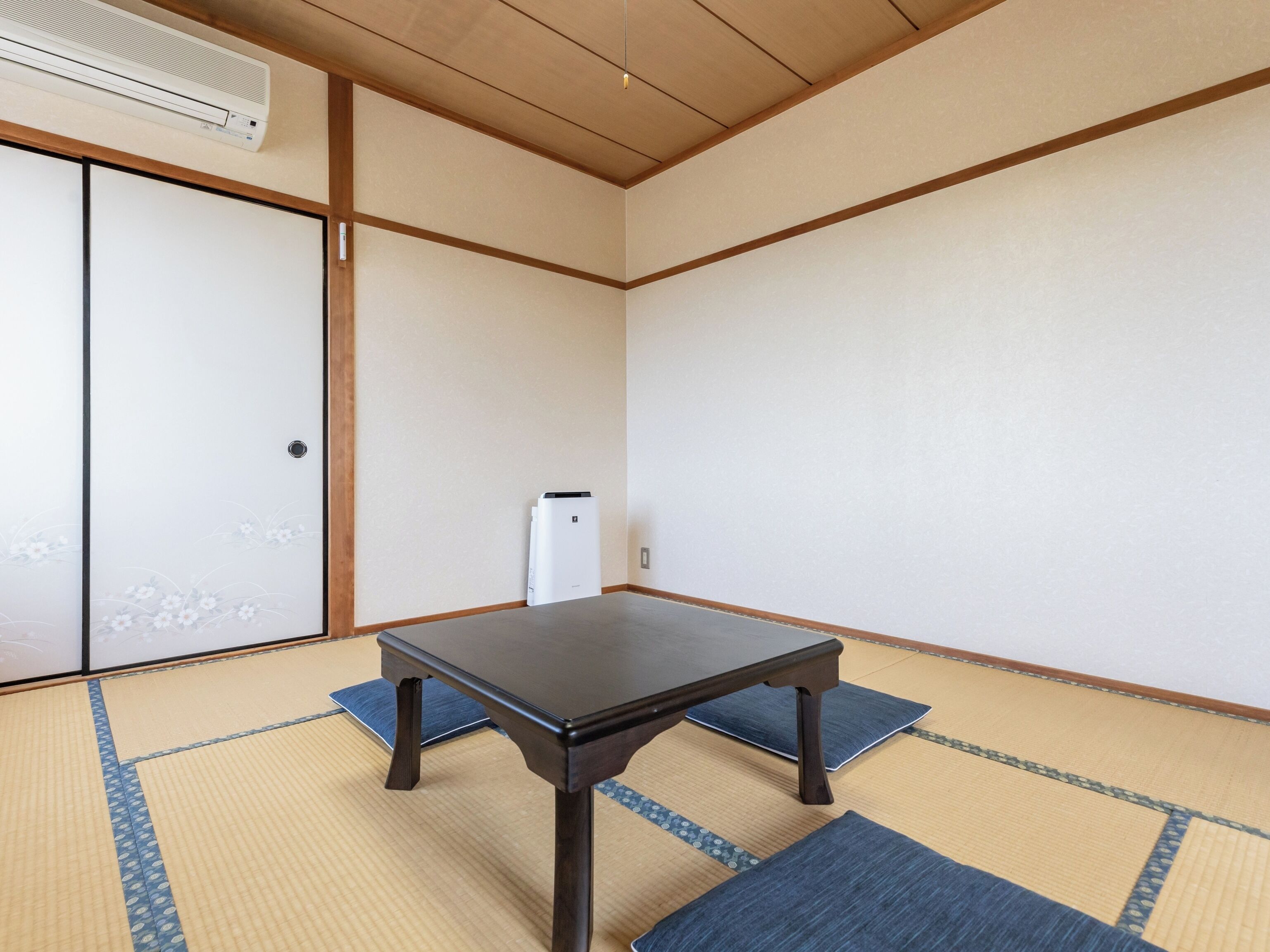Traditional Triple Room, Non Smoking, Shared Bathroom | Free WiFi