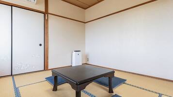 Traditional Triple Room, Non Smoking, Shared Bathroom | Free WiFi