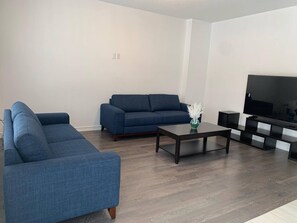 Living room - Have a Wonderful Time in This Beautiful House! (Kawartha Lakes)