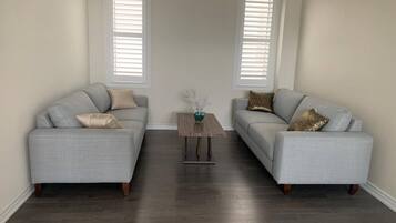 House, 4 Bedrooms | Living area