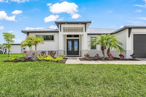 Exterior - Gulf Access Luxury Retreat l Pool & Resort living (Cape Coral)