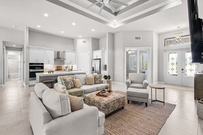 Smart TV, fireplace, books, offices - Gulf Access Luxury Retreat l Pool & Resort living (Cape Coral)