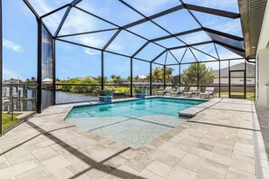 A heated pool - Gulf Access Luxury Retreat l Pool & Resort living (Cape Coral)
