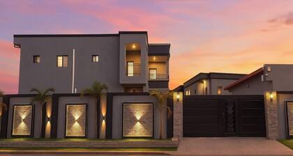 Yessh. Luxury duplex. 4 travelers. Swimming pool. Secure. Near airport
