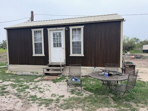 Outdoor dining - Cozy 1-bedroom cabin perfect for a few days  stay or weekend (Rocksprings)