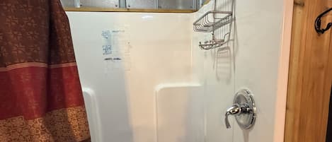 シャワー、タオル、石鹸、トイレットペーパー