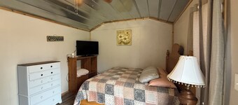 Cozy 1-bedroom cabin perfect for a few days  stay or weekend