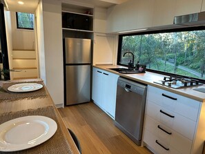 Fridge, microwave, stovetop, dishwasher