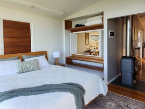 Escritorio, tabla de planchar con plancha, wifi y ropa de cama 