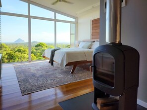 Escritorio, tabla de planchar con plancha, wifi y ropa de cama 