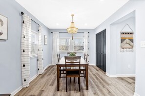 Dining - Fulton Hill Grove: Trendy and Central Hide-a-way! (Richmond)