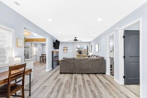 TV, fireplace - Fulton Hill Grove: Trendy and Central Hide-a-way! (Richmond)