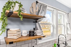Interior - Fulton Hill Grove: Trendy and Central Hide-a-way! (Richmond)