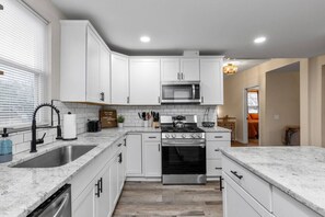 Fridge, microwave, oven, stovetop - Church Hill Hideaway #2 | Serene Escape Sleeps 4! (Richmond)