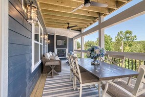 Outdoor dining - Upscale Lakefront Home w Golf Cart_Private Hot Tub_Game Room_Free Tickets_Near State Park (Hollister)