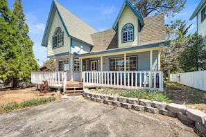 A two-story house with a porch, a fenced yard, and a mailbox. - The Lazy JT Ranch - Slope views, fenced yard, deck, bbq (Big Bear City)