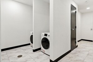 Interior - Modern Suite - Reese Tower (Tulsa)