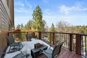 Property grounds - Honey Bear Cabin - Cozy Big Bear Cabin w/ Fireplace, Deck & Forest Views (Big Bear Lake)