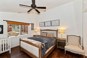 2 bedrooms, desk, travel cot, free WiFi - Mountain Bearadise - Air Hockey, Fire Pit, Fenced Yard, Walk to Lake (Big Bear Lake)