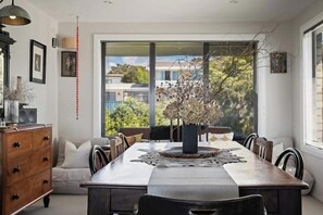 Dining - Mermaid  Bay Retreat (Bridport)