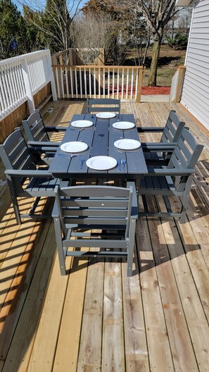 Outdoor dining - Gun Lake Outview:
Beautiful 3-bedroom house on Gun Lake with AC in Shelbyville (Shelbyville)