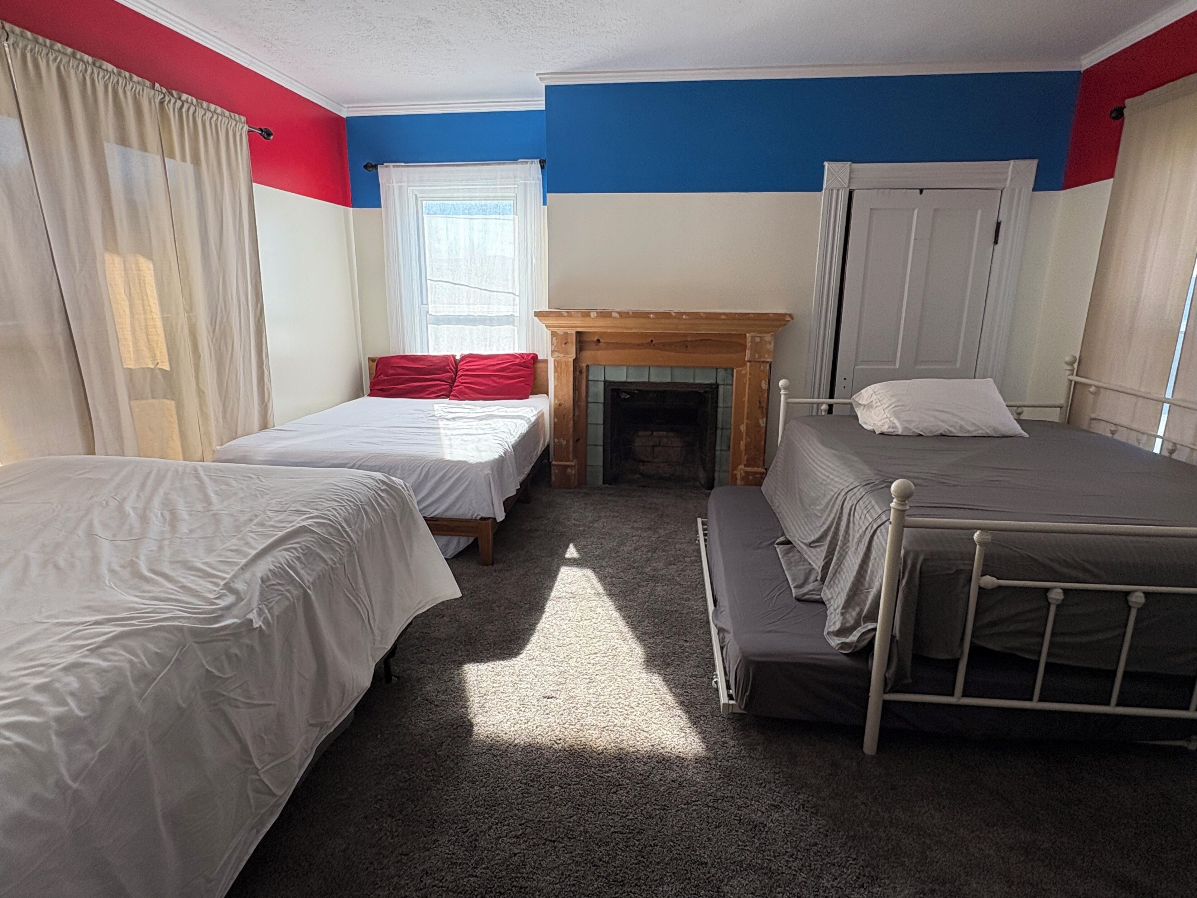 3 bedrooms, iron/ironing board, internet, bed sheets