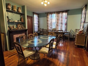 Dining - 3-bedroom bed & breakfast in pleasant Irvine with AC (Irvine)