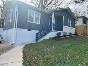 Exterior detail - Gorgeous 3-bedroom bungalow with AC in vibrant Atlanta (Atlanta)