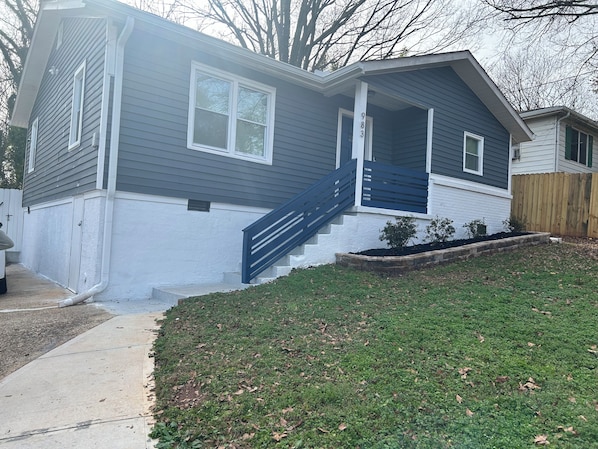 Exterior detail - Gorgeous 3-bedroom bungalow with AC in vibrant Atlanta (Atlanta)