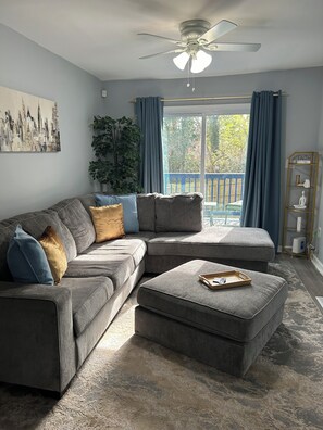 Living area - Gorgeous 3-bedroom bungalow with AC in vibrant Atlanta (Atlanta)