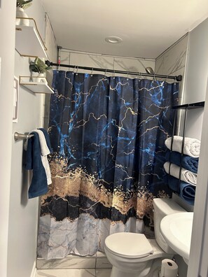 Bathroom - Gorgeous 3-bedroom bungalow with AC in vibrant Atlanta (Atlanta)