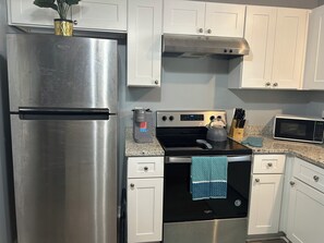 Private kitchen - Gorgeous 3-bedroom bungalow with AC in vibrant Atlanta (Atlanta)