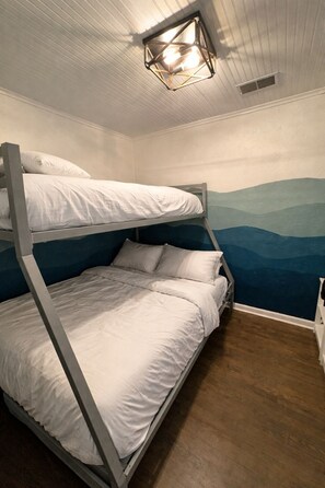 5 bedrooms, iron/ironing board, free WiFi, bed sheets - Welcoming cottage with lake access+views on Lake of the Ozarks main channel (Stover)