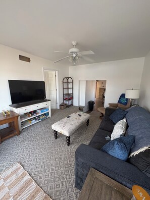 Smart TV, video games - Welcoming cottage with lake access+views on Lake of the Ozarks main channel (Stover)