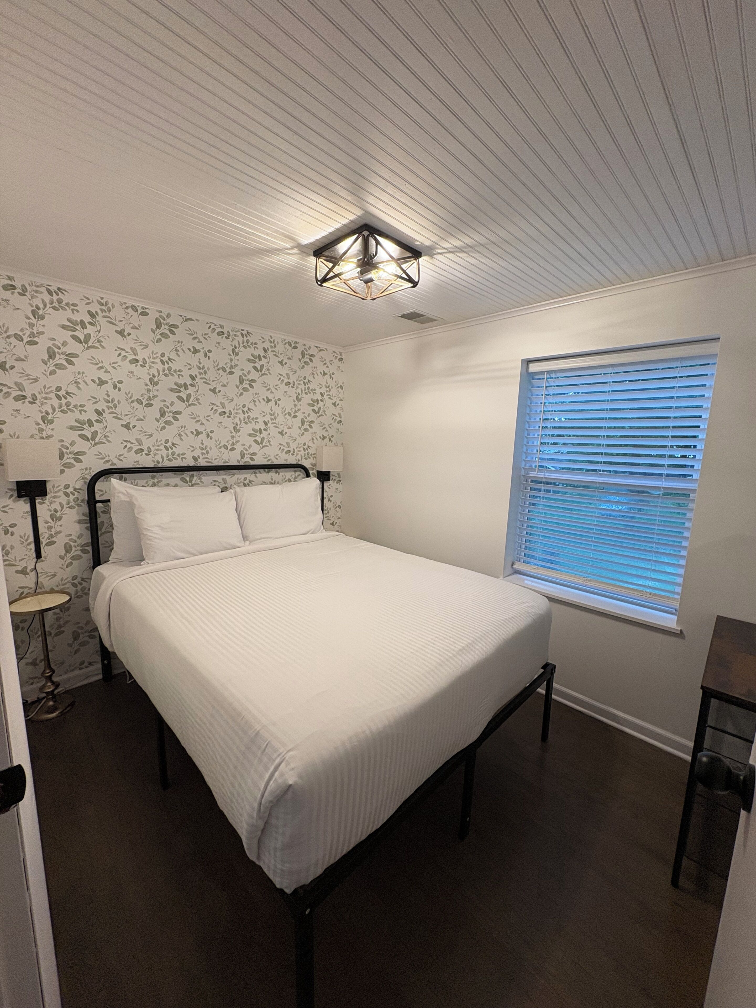 5 bedrooms, iron/ironing board, free WiFi, bed sheets