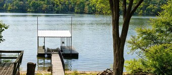 Welcoming cottage with lake access+views on Lake of the Ozarks main channel