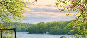 Welcoming cottage with lake access+views on Lake of the Ozarks main channel