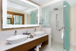 Bruser, hårtørrer, bidet, håndklæder