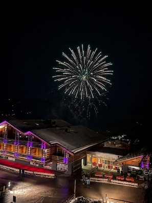 A snow-covered building with a balcony and a restaurant area. - Penthouse ski-in ski-out 30m from Medran lift 40m from W Verbier (Val de Bagnes)