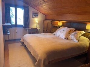 Una habitación acogedora con una cama, un escritorio y una silla.