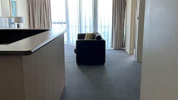 Apartamento, sacada, vista para o oceano | Saguão