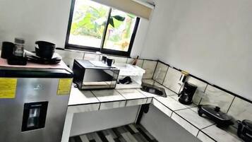 Standard-huoneisto, patio, näköala puutarhaan | Yksityinen keittiö