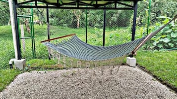 Standaard appartement, patio, uitzicht op tuin | Terrein van de accommodatie