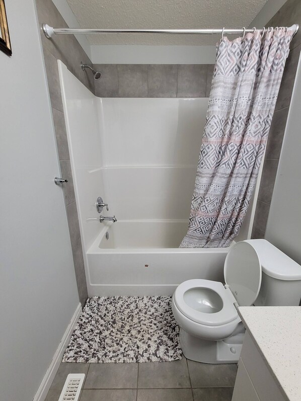 Chambre, 2 chambres, cheminée | Salle de bain