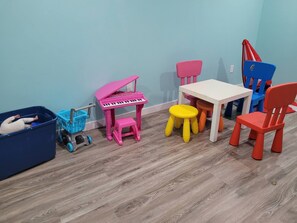 Children’s area - Room-charming Home in North Edmonton (Edmonton)