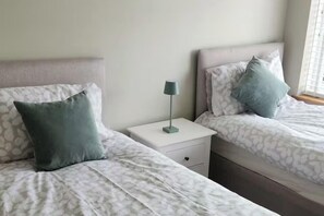 Room - House Sleeps 4 with Garden and Parking (Dagenham)