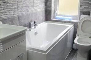 Shower, hair dryer, towels - Parking - Garden - WiFi - Sleeps 4 (Dagenham)