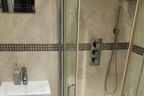 Bathroom - House Sleeps 4 with Garden and Parking (Dagenham)